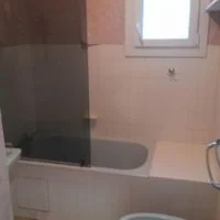 La même salle de bains avant les travaux, avec une baignoire